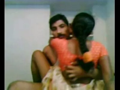 സൌജന്യമായി ഡിക്ക് മുലകുടിക്കാൻ ബ്രൂനെറ്റ് ഇഷ്ടപ്പെടുന്നു