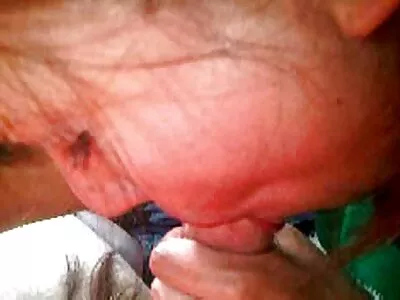 ക്രേവിംഗ് MILF ഒരു പുതിയ മാംസത്തിനായി തിരയുന്നു