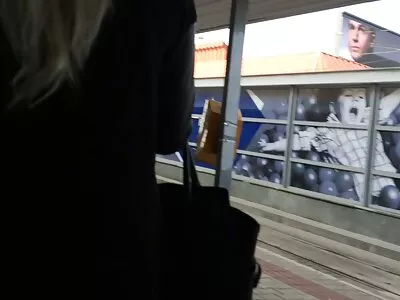 വിവാഹിതരായ രണ്ട് സ്ത്രീകൾ ആഹ്ലാദിക്കുന്നു