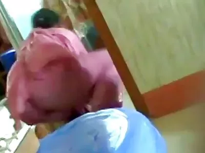 ആഷ്‌ലി മുലകുടിക്കുകയും ഓടിക്കുകയും ചെയ്യുന്നു
