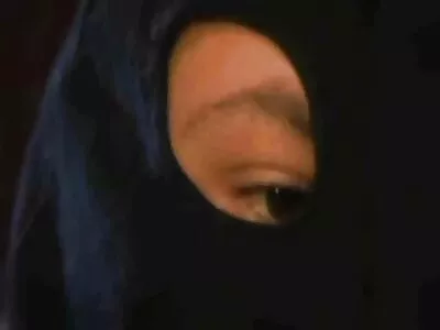 ചുരുണ്ട സുന്ദരി ഹാർഡ് കോക്ക് സവാരി ചെയ്യുന്നു