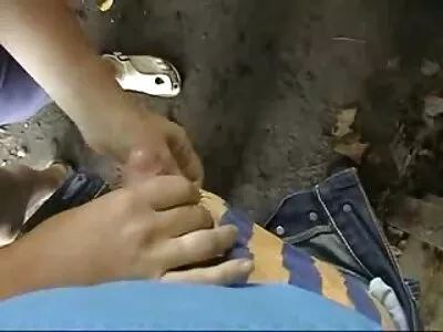 ഡാന ഡി ആർമണ്ട് സാൻഡിക്ക് വേണ്ടി അവളുടെ വസ്ത്രങ്ങൾ നീക്കം ചെയ്യുന്നു