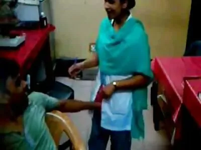 ക്രിസ് തന്റെ സുഹൃത്തുക്കളോടൊപ്പം ഹോട്ട് മമ്മിയുമായി കിടന്നു